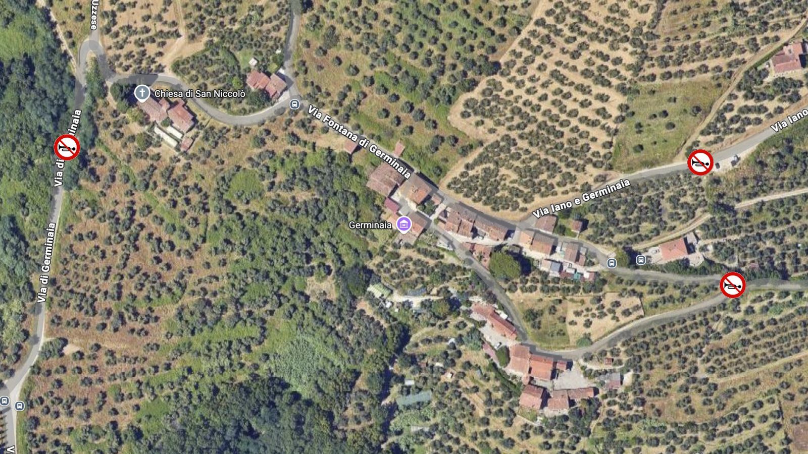 Vista satellitare di Germinaia con le vie Fontana di Germinaia, Iano e Germinaia e di Germinaia; quattro simboli di divieto di clacson agli ingressi del borgo.